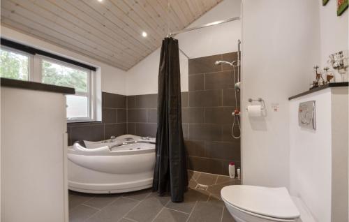 Bilik mandi di 3 Bedroom Lovely Home In Ebeltoft