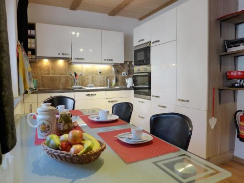 una cucina con tavolo e cesto di frutta di Apartment Tilia by Interhome a Bönigen