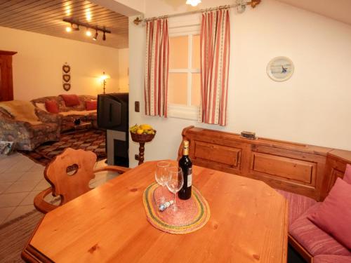salon ze stołem i butelką wina w obiekcie Apartment Alex Top 68 by Interhome w mieście Bad Hofgastein