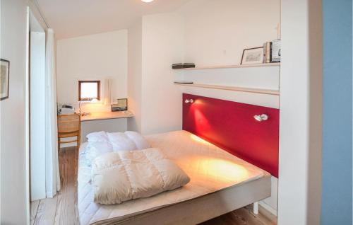 ロンストラップにあるCozy Home In Hjrring With Kitchenのベッドルーム1室(赤いヘッドボード付きのベッド1台付)