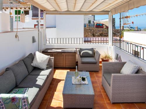 - un salon avec des canapés et une table sur un balcon dans l'établissement Holiday Home Marit by Interhome, à Almuñécar
