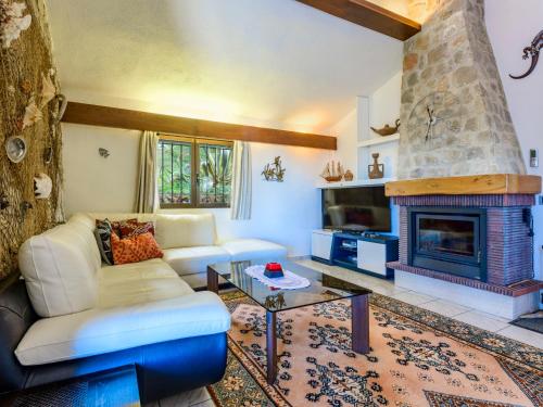 - un salon avec un canapé et une cheminée dans l'établissement Villa El Refugio-2 by Interhome, à Oropesa del Mar