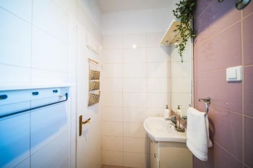 La petite salle de bains est pourvue d'un lavabo et de toilettes. dans l'établissement Apartments and Rooms Denoble, à Korčula