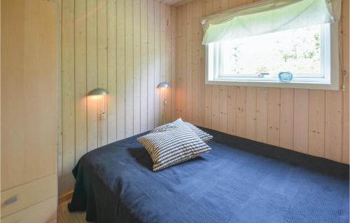เตียงในห้องที่ Amazing Home In Ebeltoft With 4 Bedrooms And Wifi