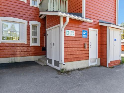 un edificio rosso con due porte e un balcone di Holiday Home Moitakuru d35 by Interhome a Saariselka