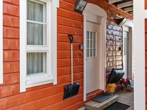 una casa rossa con finestre bianche e una porta di Holiday Home Moitakuru d35 by Interhome a Saariselka