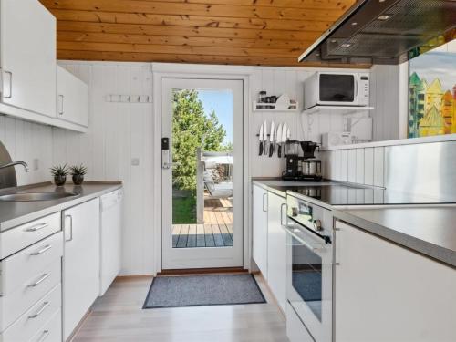 Kuchyň nebo kuchyňský kout v ubytování Holiday Home Ublid - 300m to the inlet in The Liim Fiord by Interhome