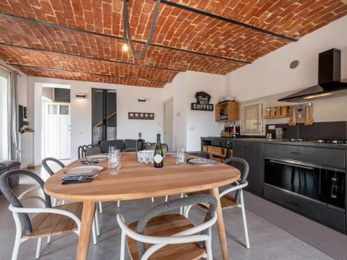 Un comedor con mesa y sillas de madera. en Holiday Home Cascina Basan by Interhome, en Asti