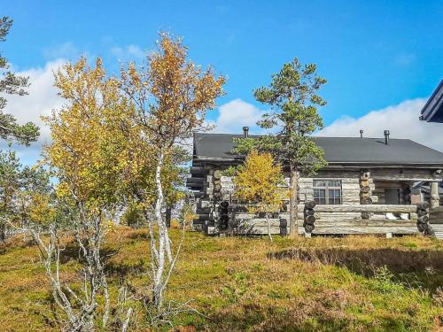 une ancienne cabane en rondins sur une colline plantée d'arbres dans l'établissement Holiday Home Kanerva 1c by Interhome, à Saariselka