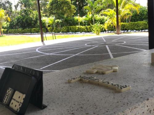 a bunch of remotes sitting on a basketball court at FINCA HOTEL EL ENSUEÑO in Ibagué