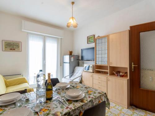 Il comprend un salon avec une table et une cuisine. dans l'établissement Apartment Marisa by Interhome, à Santo Stefano al Mare