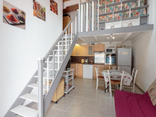 - une cuisine et une salle à manger avec un escalier dans une maison dans l'établissement Holiday Home Les Maisons de l'Océan-2 by Interhome, aux Mathes