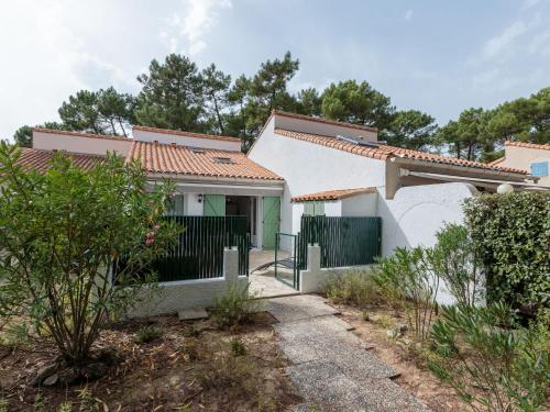 una casa con cancello e recinzione di Holiday Home Les Maisons de l'Océan-2 by Interhome a Les Mathes