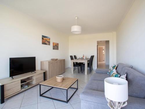 Televisyen dan/atau pusat hiburan di Apartment Le Cagnes Beach-3 by Interhome