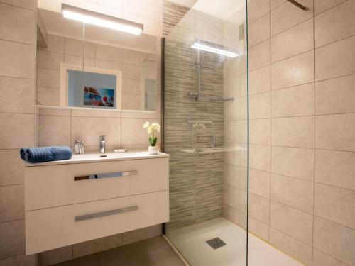 Bilik mandi di Apartment Le Cagnes Beach-3 by Interhome