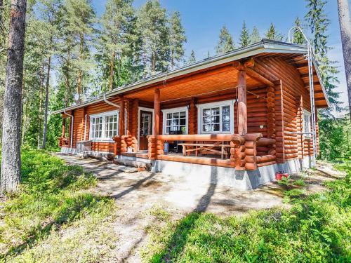 una cabaña de madera en el bosque con árboles en Holiday Home Itälahti by Interhome, en Ihamaniemi