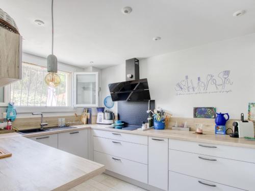 une cuisine avec des armoires blanches et un comptoir dans l'établissement Holiday Home Les Lentisques 21 by Interhome, à Six-Fours-les-Plages