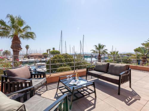un patio avec deux canapés et une table sur un balcon dans l'établissement Villa Cantegril by Interhome, à Hyères