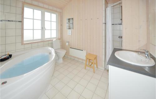 Koupelna v ubytování 3 Bedroom Cozy Home In Ebeltoft