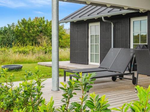 Ein Garten an der Unterkunft Holiday Home Bryngeir - 750m from the sea by Interhome