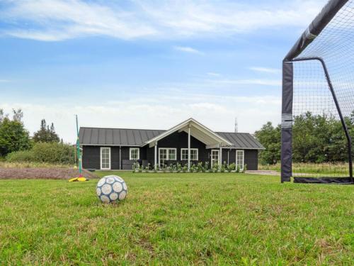 Ein Garten an der Unterkunft Holiday Home Bryngeir - 750m from the sea by Interhome
