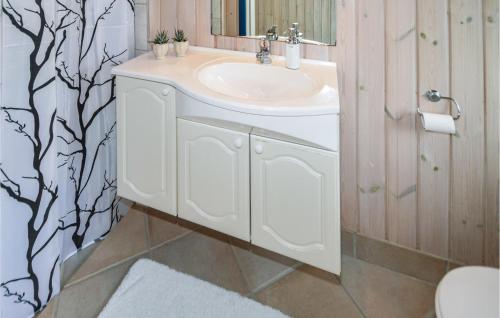 baño con lavabo blanco y cortina de ducha en Gorgeous Home In Hjrring With Sauna, en Kærsgård Strand