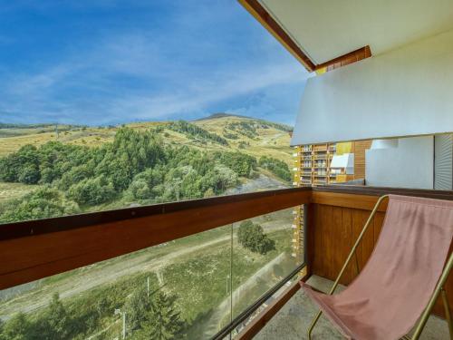 un balcon avec vue sur les montagnes dans l'établissement Studio Soyouz Vanguard-99 by Interhome, au Corbier