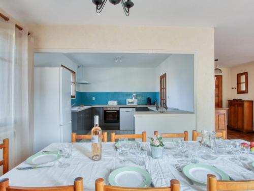 une salle à manger avec une table et des verres à vin dans l'établissement Holiday Home L'Arbousier by Interhome, à Six-Fours-les-Plages