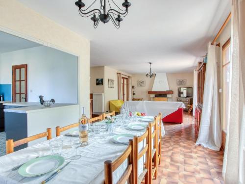 Dapur atau dapur kecil di Holiday Home L'Arbousier by Interhome