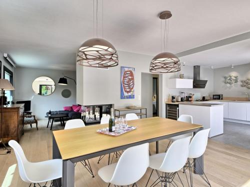 Il comprend une cuisine et une salle à manger avec une table et des chaises blanches. dans l'établissement Holiday Home La Rose des Sables by Interhome, à Pornichet
