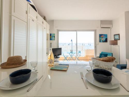 - un salon avec 2 bols sur un comptoir dans l'établissement Studio Bona by Interhome, à Hyères