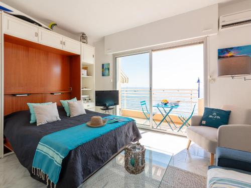 une chambre avec un lit et une vue sur l'océan dans l'établissement Studio Bona by Interhome, à Hyères