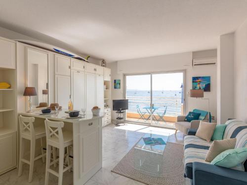 une cuisine et un salon avec un canapé et une table dans l'établissement Studio Bona by Interhome, à Hyères