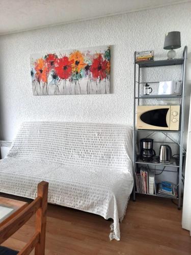 une chambre avec un lit et un tableau au mur dans l'établissement Appartement de montagne en Matheysine, à Saint-Honoré