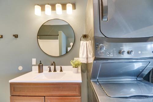 コロンビア・フォールズにある20 Mi to Glacier Natl Park Pet-Friendly Cabinのバスルーム(シンク、電子レンジ付)