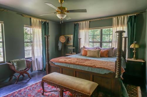 1 dormitorio con 1 cama, ventilador de techo y ventanas en Cozy Family-Friendly Getaway, near Austin, en Lockhart