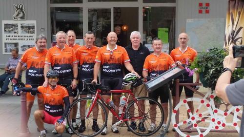 een groep mannen in oranje shirts die poseren voor een foto bij Eterlou in La Chambre