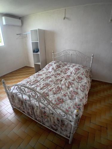 Anse-BertrandにあるRésidence Mathurinの白いベッドフレームが備わる客室のベッド1台分です。
