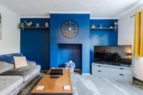 Televisyen dan/atau pusat hiburan di Spacious 3 bedroom close to Leeds city centre with parking - Short Stay Leeds