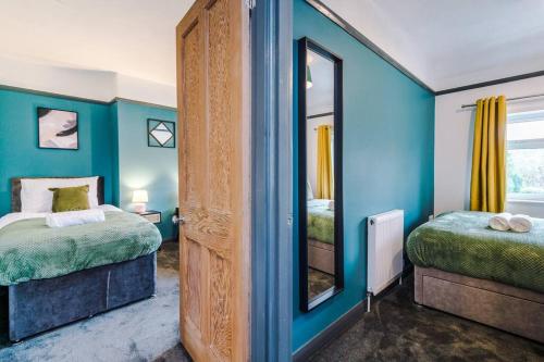 Katil atau katil-katil dalam bilik di Spacious 3 bedroom close to Leeds city centre with parking - Short Stay Leeds