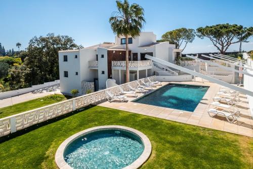 an image of a villa with a swimming pool and lawn at Belo Horizonte by DreamPlaces in Porches