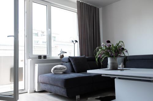Nordic sea في كولوبرزيغ: غرفة معيشة مع أريكة وطاولة