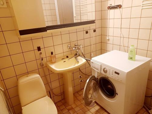 Et badeværelse på LibO-apartment, Saarijärvi 17 with free parking
