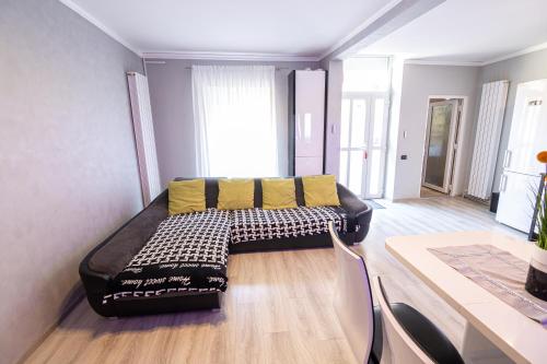 - un salon avec un canapé et des oreillers jaunes dans l'établissement WhiteHouse, à Arad