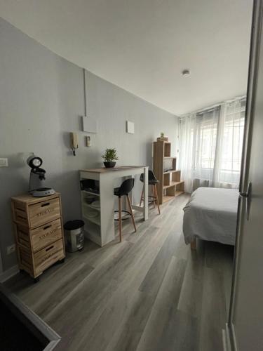 um quarto com uma secretária e uma cama e um deskicterictericterictericter em Studio centre ville Bourges em Bourges