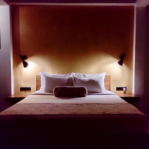 a bedroom with a large bed with white pillows at GlenMyu Estate in Haputale
