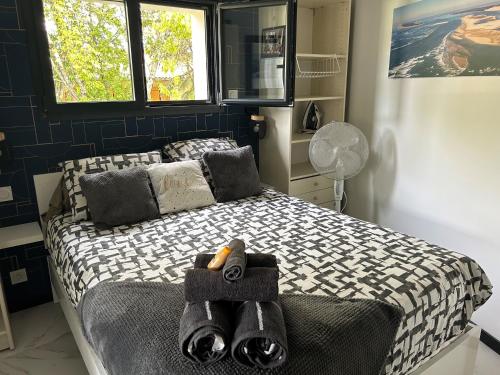 sypialnia z łóżkiem i ręcznikami w obiekcie dépendances 25 m2 w mieście Saint-Loubès