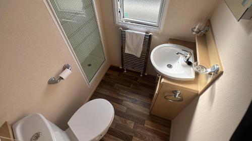 un piccolo bagno con servizi igienici e lavandino di 3 Bedroom, 8 Berth, Dog Friendly, Holiday Home a Belton