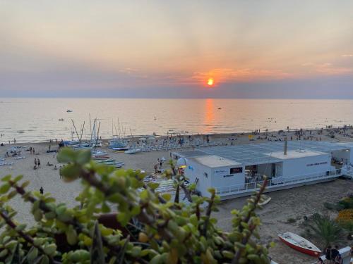 スコリッティにあるTerrazza sul mareの夕暮れの海岸の人々