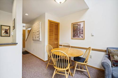 Coin salon dans l'établissement Highridge E10 Cozy One Bedroom Loft with Fireplace and Pool Access